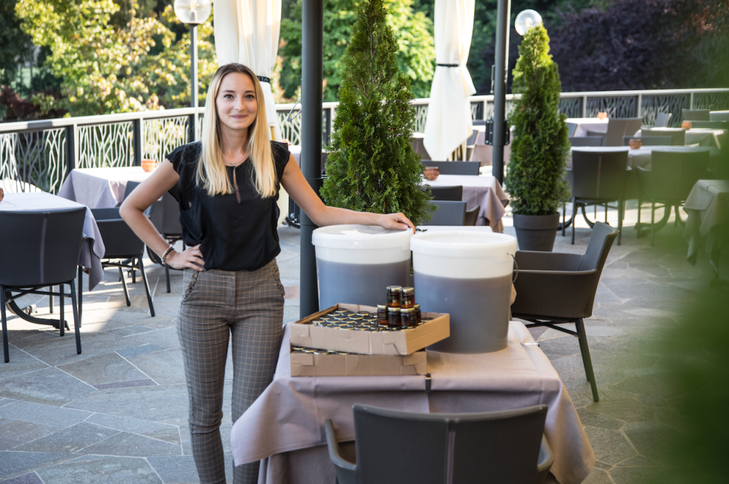 Eine Frau steht auf einer Terrasse - nachhaltiges Hotel in Südtirol