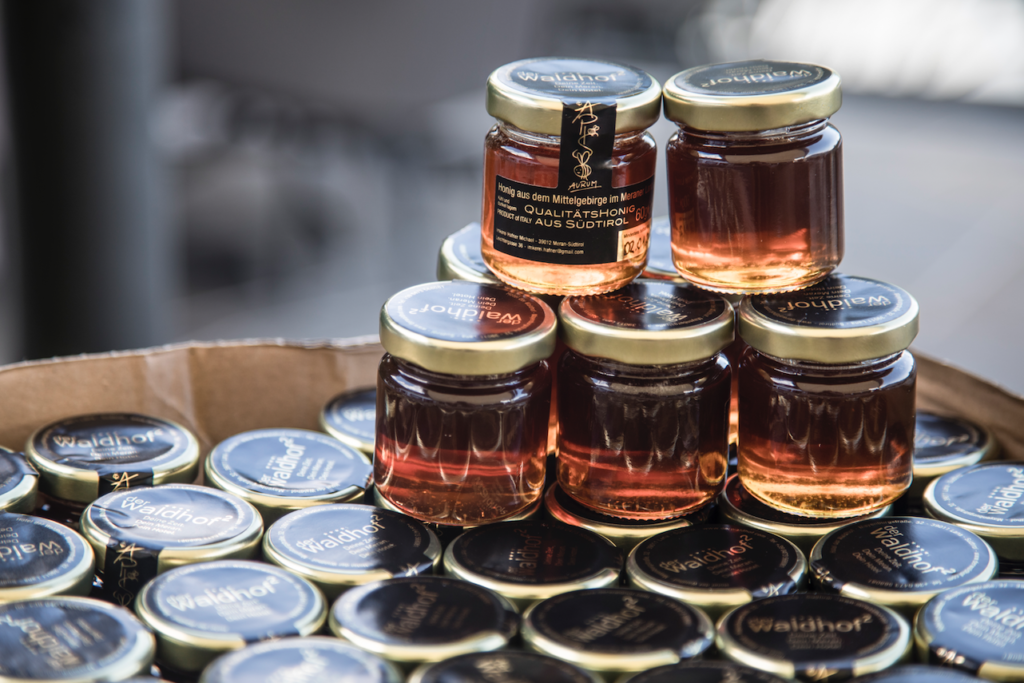 Hausgemachter Honig abgepackt in kleinen Glasbehältern - nachhaltiges Hotel in Südtirol