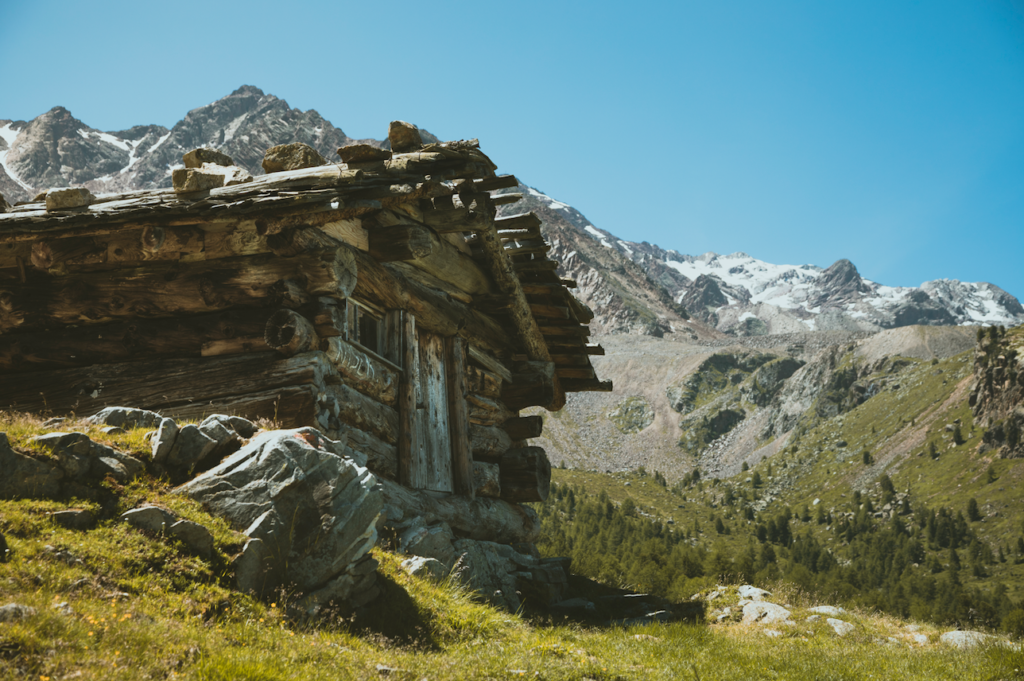 Holzhütte in einer Berglandschaft