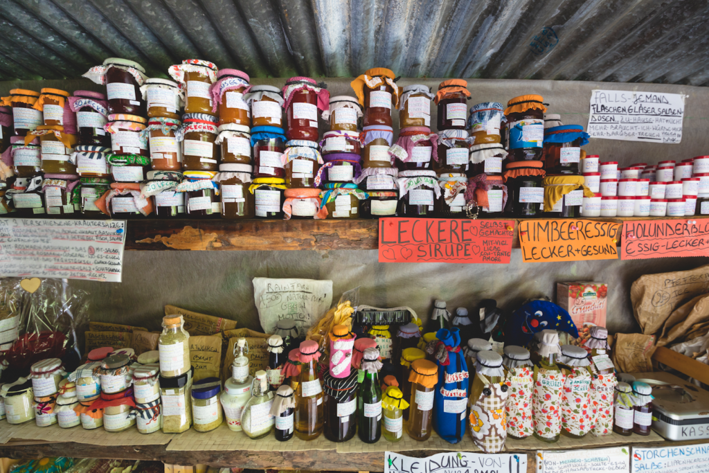 Selbstgemachte Produkte stehen gestapelt in einem Hofladen bei Meran