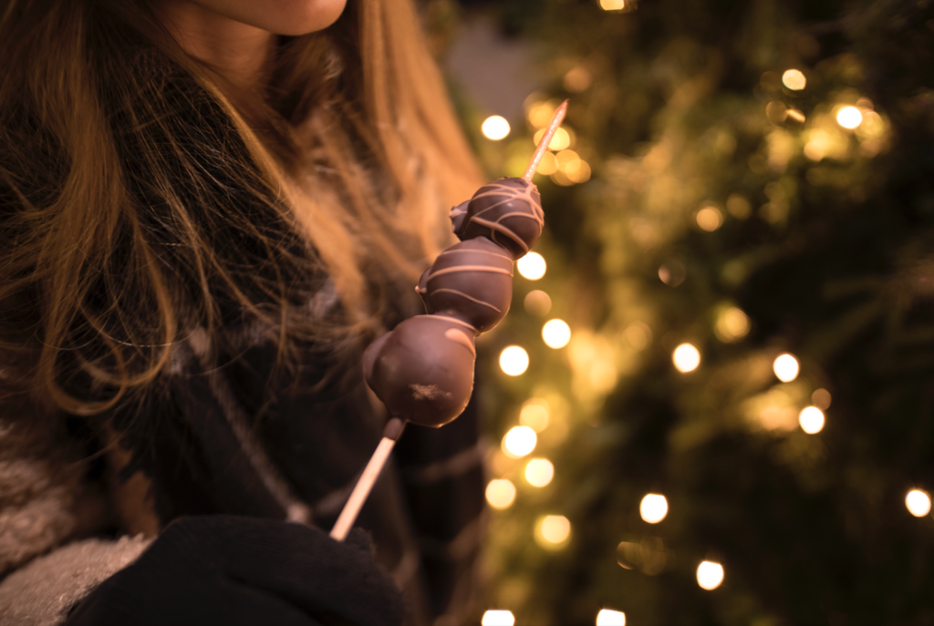 Mit Schokolade überzogene Früchte auf dem Weihnachtsmarkt