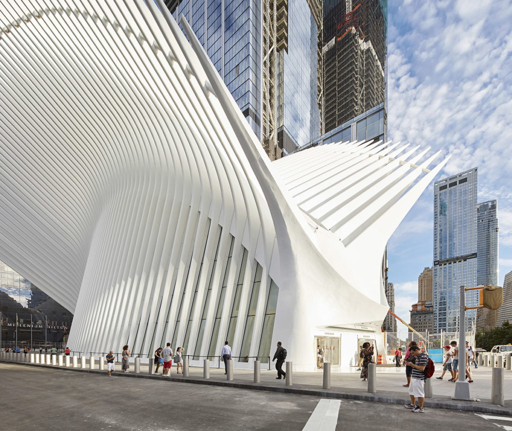 Ein weißes Gebäude mit Zacken steht vor Hochhäusern in New York - Der Oculus Bahnhof - 10 Dinge über Südtirol
