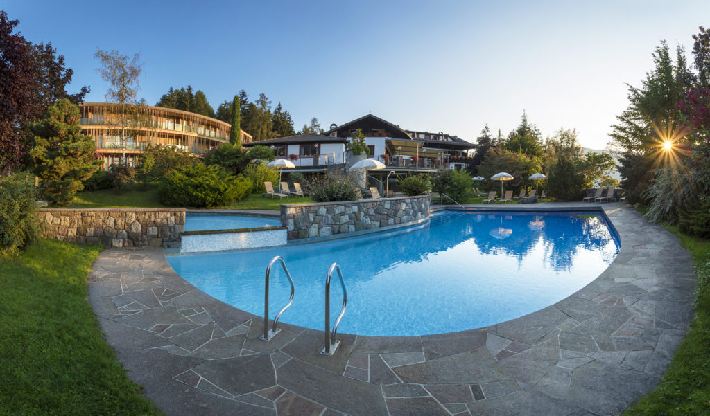Der Sonnenpool im Belvita Hotel Der Waldhof - Abkühlen in Südtirol