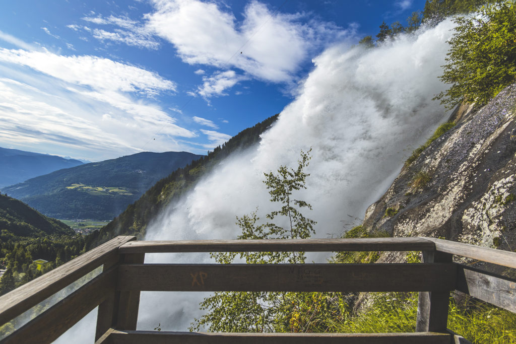Ein Wasserfall stürtzt in die Tiefe. Abkühlen in Südtirol